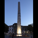 Ein ursprünglich mit goldenen Platten verkleideter Obelisk, ebenfalls auf dem heutigen Sultan-Ahmed-Platz